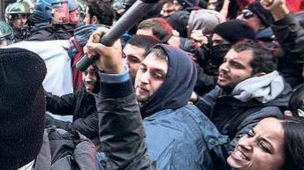 Konfrontation. Demonstranten, die gegen die Arbeitsmarktreform protestieren, liefern sich Auseinandersetzungen mit der Polizei.