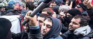Konfrontation. Demonstranten, die gegen die Arbeitsmarktreform protestieren, liefern sich Auseinandersetzungen mit der Polizei.