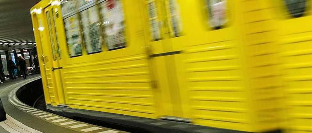 Langes Warten und überfüllte Zügen in den U-Bahnen gehört zum Berliner Alltag.