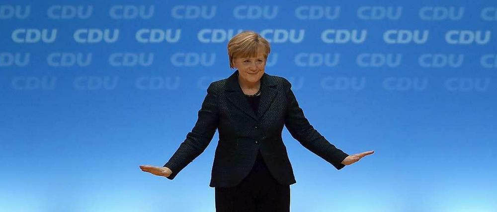 Im Gleichgewicht. Zum achten Mal in Folge ist Bundeskanzlerin Angela Merkel zur CDU-Vorsitzenden gewählt worden. In Köln erhielt sie 96,7 Prozent der Stimmen.