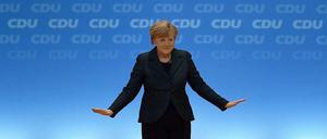 Im Gleichgewicht. Zum achten Mal in Folge ist Bundeskanzlerin Angela Merkel zur CDU-Vorsitzenden gewählt worden. In Köln erhielt sie 96,7 Prozent der Stimmen. 