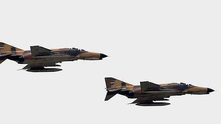 Iranische Kampfflugzeuge bei einer Militärparade im April 2010 (Symbolbild).