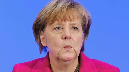 Auf äußerst filigrane Weise geht Bundeskanzlerin Angela Merkel mit der CSU-Forderung um, Zuwanderer sollten auch zu Hause deutsch sprechen.