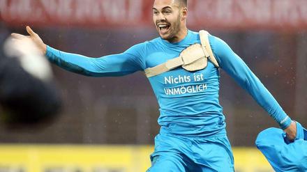 Der nach einer Herzmuskelentzündung und mehreren Herzoperationen mit einem Defribillator spielende Daniel Engelbrecht erzielte in der letzten Minute den 2:1 Siegtreffer für die Stuttgarter Kickers.