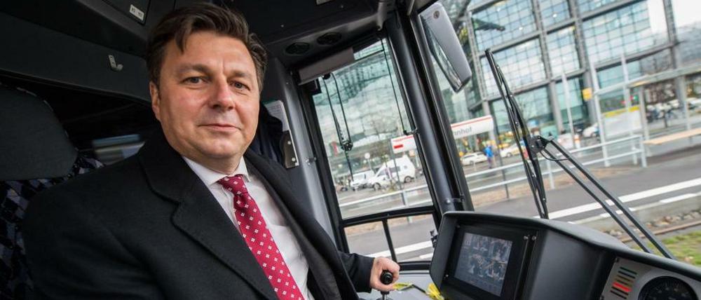 Ich bin's, der Neue. Verkehrssenator Andreas Geisel (SPD) hat sich am ersten Tag gleich mal in den Führstand der Straßebahn zum Hauptbahnhof gesetzt.