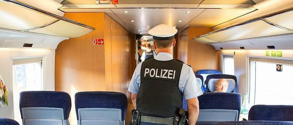Auf der Suche nach Einwanderern ohne Papiere. Bürgerrechtler kritisieren die Kontrollen in Zügen und auf Bahnhöfen als diskriminierend.