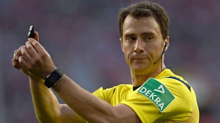 Felix Zwayer muss sich zehn Jahre nach dem Hoyzer-Skandal unangenehme Frage gefallen lassen.