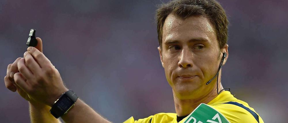 Felix Zwayer muss sich zehn Jahre nach dem Hoyzer-Skandal unangenehme Frage gefallen lassen.