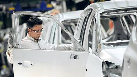 Werktag.  Ein Mitarbeiter überprüft in Bochum die Schweißnähte des Zafira-Tourer. Ein halbes Jahrhundert lang war Opel das Herz Bochums.