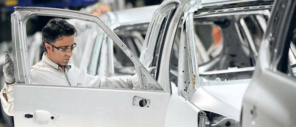 Werktag. Ein Mitarbeiter überprüft in Bochum die Schweißnähte des Zafira-Tourer. Ein halbes Jahrhundert lang war Opel das Herz Bochums.