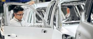 Werktag.  Ein Mitarbeiter überprüft in Bochum die Schweißnähte des Zafira-Tourer. Ein halbes Jahrhundert lang war Opel das Herz Bochums.