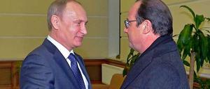 Begegnung am Moskauer Flughafen: Russlands Präsident Wladimir Putin (links) und Frankreichs Staatschef François Hollande.