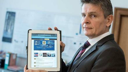 So geht's. Berlins Polizeichef Klaus Kandt trägt gern Tweet(s).