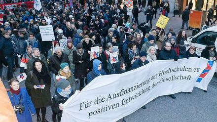Studierende und andere Uniangehörige in einem Demonstrationszug in der Hamburger Innenstadt.