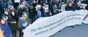 Studierende und andere Uniangehörige in einem Demonstrationszug in der Hamburger Innenstadt.