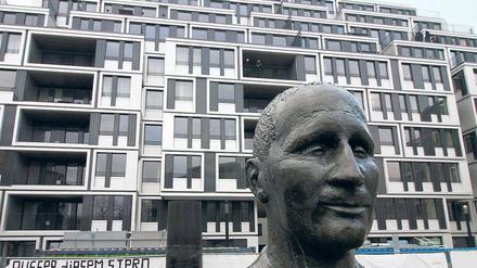 Im Schatten von Bertolt Brecht. Das neue Haus am Platze ist fertig.