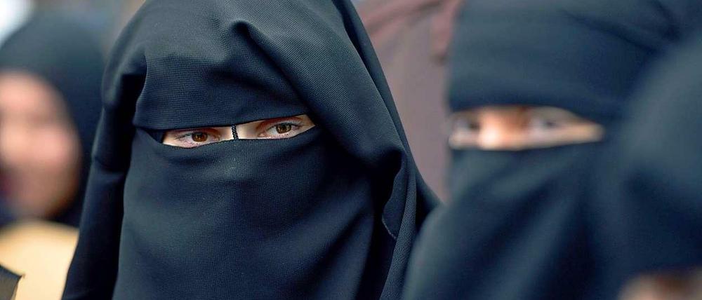 "Ein generelles Verbot der Burka im öffentlichen Raum verstößt gegen das Neutralitätsgebot des Grundgesetzes und lässt sich verfassungsrechtlich nicht rechtfertigen", schreibt der Wissenschaftliche Dienst des Deutschen Bundestages.