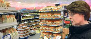Genau hinsehen im Supermarkt. Die Europaabgeordnete Renate Sommer aus Herne war die Berichterstatterin des Europaparlaments für das neue Gesetz.