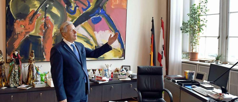 Jetzt sollte er aber bald mal mit Packen anfangen - Klaus Wowereit in seinem Amtszimmer. Was unter Michael Müller mit dem Bild "Drummer und Gitarrist" im Hintergrund passiert, ist unklar.