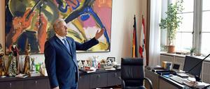 Jetzt sollte er aber bald mal mit Packen anfangen - Klaus Wowereit in seinem Amtszimmer. Was unter Michael Müller mit dem Bild "Drummer und Gitarrist" im Hintergrund passiert, ist unklar.