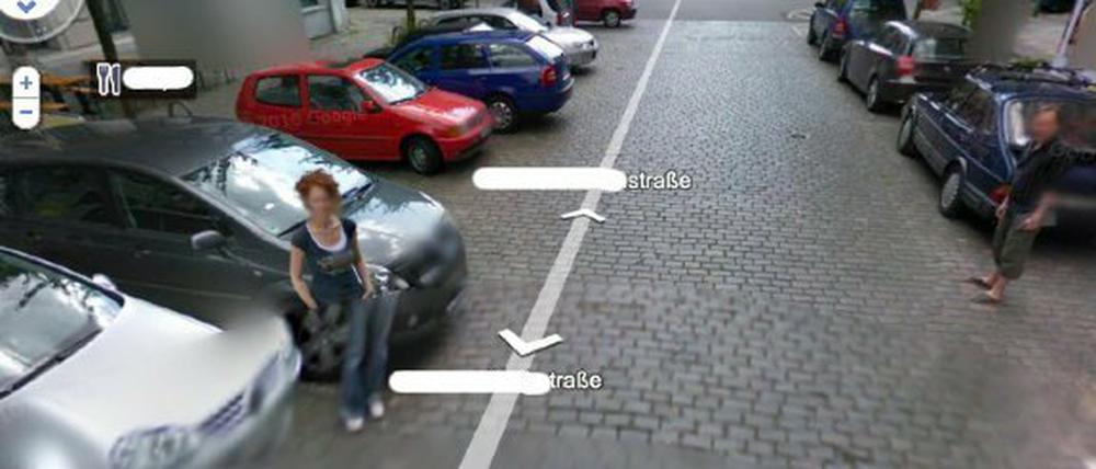 Tagesspiegel-Redakteur Jörg Leopold (re.) machte eine "schreckliche" Entdeckung: Google zersägte zumindest visuell seine Freundin. 
