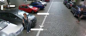 Tagesspiegel-Redakteur Jörg Leopold (re.) machte eine "schreckliche" Entdeckung: Google zersägte zumindest visuell seine Freundin. 