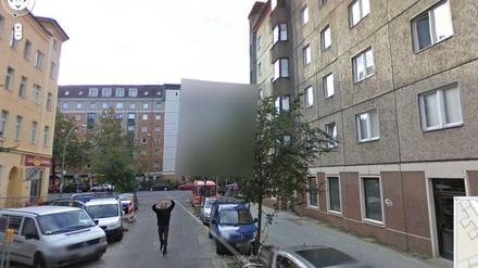 In der Borsigstraße in Mitte entdeckte Twitternutzer Aram Bartholl diesen jungen Mann. Er läuft etwa 100 Meter hinter dem Google-Auto her.