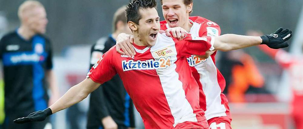 Torschütze Steven Skrzybski (li.) und Maximilian Thiel vom 1. FC Union bejubeln das 1:0. 