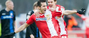 Torschütze Steven Skrzybski (li.) und Maximilian Thiel vom 1. FC Union bejubeln das 1:0. 