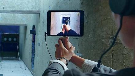 Schießstand. Szene aus dem Multi-Player-Video-Stück "Situation Rooms".