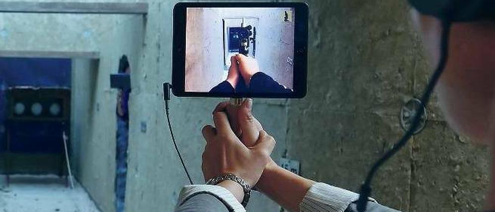 Schießstand. Szene aus dem Multi-Player-Video-Stück "Situation Rooms".