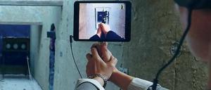 Schießstand. Szene aus dem Multi-Player-Video-Stück "Situation Rooms".
