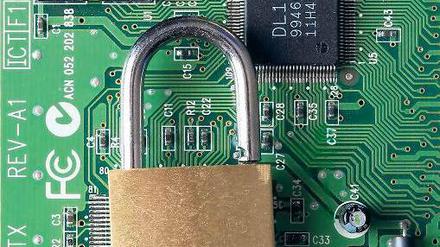 Hilft nicht. Mit herkömmlicher Sicherheitstechnik ist im digitalen Zeitalter wenig anzufangen. Vor allem kritische Infrastruktur braucht einen besonderen Schutz. 