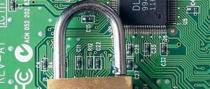 Hilft nicht. Mit herkömmlicher Sicherheitstechnik ist im digitalen Zeitalter wenig anzufangen. Vor allem kritische Infrastruktur braucht einen besonderen Schutz. 