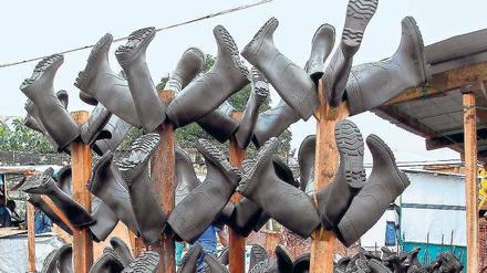 Epidemie-Skulptur. Die Gummistiefel der medizinischen Helfer vor einer ETU in Monrovia. 