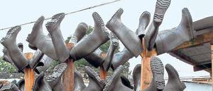 Epidemie-Skulptur. Die Gummistiefel der medizinischen Helfer vor einer ETU in Monrovia. 