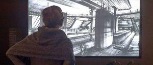 Besucherin im Berliner Filmmuseum vor einer Ken-Adam-Zeichnung zu "Der Spion, der mich liebte".