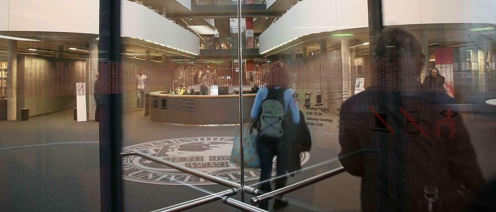 Eine Drehtür, die in die Bibliothek der Freien Universität führt.