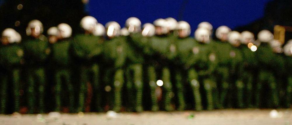 Wenn Steine auf Menschen fliegen: Polizisten müssen - wie hier bei den Mai-Krawallen in Berlin-Kreuzberg - ihr Leben riskieren.
