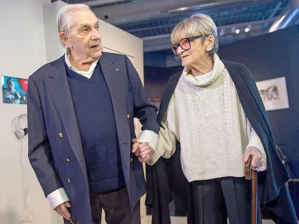 Ken Adam mit seiner Frau Letizia in der Ausstellung im Filmmuseum Berlin.