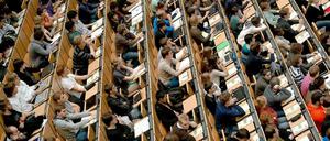 Studierende sitzen in einem Hörssal.