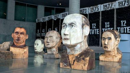 Die Kopfskulpturen von Lutz Friedel vor den historischen Mauerresten im Lüders-Haus.