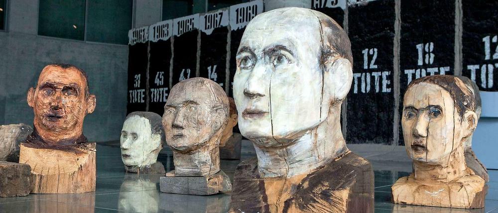 Die Kopfskulpturen von Lutz Friedel vor den historischen Mauerresten im Lüders-Haus.