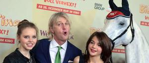 Die Schauspielerinnen Lina Larissa Strahl und Lisa-Marie Koroll (li.) mit Regisseur Detlev Buck bei der Premiere des Films «Bibi und Tina - Voll Verhext" im Zoo-Palast.