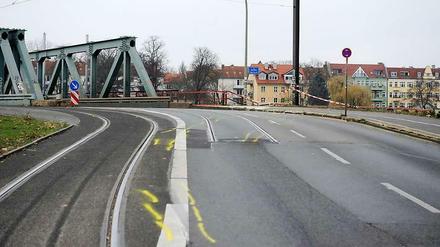 Spuren des Unglücks. Die gelben Markierungen zeigen, wo der Opel schlingerte. Ein aus Marzahn herbeigeholter Feuerwehrkran barg das Auto aus der Dahme. 
