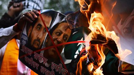 Demonstranten verbrennen in Neu-Delhi Poster mit den Gesichtern von Nawaz Sharif, Hafiz Muhammad Saeed und Zaki-ur-Rehman Lakhvi, die sie für die Hintermänner der Anschläge von Mumbai halten.