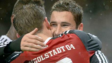 Ingolstadts Mathew Leckie (r) jubelt mit Ingolstadts Pascal Groß nach seinem Treffer zum 1:0 gegen St. Pauli.