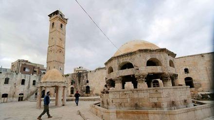 Die Große Moschee von Maaret al-Naaman in der Provinz Idlib im Norden Syriens. Dieser Ort ist seit zwei Jahren in der Hand der bewaffneten Opposition. Die Moschee wurde bei Bombardierungen beschädigt. In der Stadt schützen aber die Regierungsgegner das örtliche Museum, das in ganz Syrien für seine Mosaike berühmt ist. 
