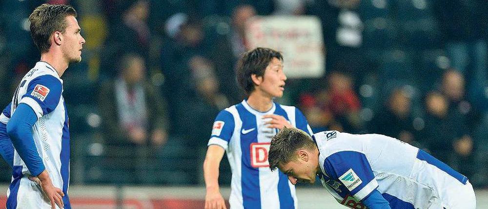 Das darf doch nicht wahr sein! Sebastian Langkamp, Genki Haraguchi und Jens Hegeler (von links) nach dem Schlusspfiff am Mittwochabend in Frankfurt.