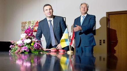 So hätte ein Gespräch zwischen Klaus Wowereit und "der Faust" Witali Klitschko ablaufen können...und sollen.